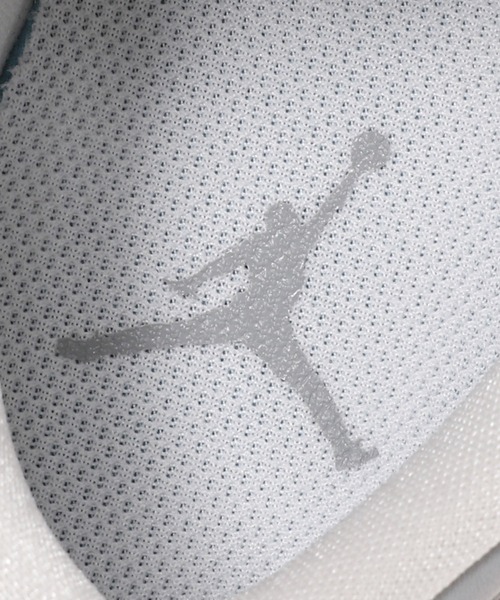 JORDAN BRAND(ジョーダンブランド)の「NIKE WMNS AIR JORDAN 1 LOW DC0774-105(スニーカー・メンズ・ホワイト・27cm/23.5㎝/24.5㎝/25㎝/23㎝/26cm/26.5cm/24㎝/27.5cm/28cm)」の6枚目の写真