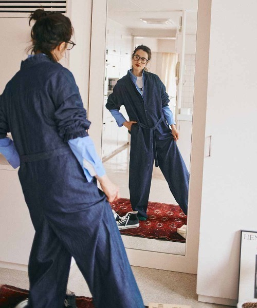 Live in comfort（リブインコンフォート）の「リブ　イン　コンフォート　人気スタイリスト石上美津江さんとつくった　フリルが華やぐ　大人のオールインワン〈インディゴネイビー〉（つなぎ/オールインワン・レディース・インディゴブルー・3L/LL/L/M/S/MP）」の3枚目の写真