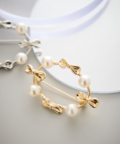 ROPE' PICNIC(ロペピクニック)の「リボンパールブローチ(ブローチ/コサージュ・レディース・シルバー/ゴールド・FREE)」の1枚目の写真
