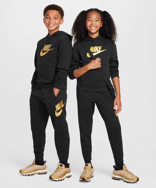 NIKE(ナイキ)の「ナイキ スポーツウェア クラブ フリース ジュニアジョガー / Nike Sportswear Club Fleece Big Kids' Joggers HQ0981-010 Black(スウェットパンツ・キッズ・ブラック・140/160/130/150)」の2枚目の写真
