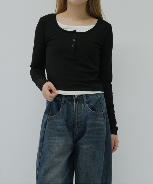 Enewd nina（エニュードニーナ）の「バイカラーレイヤード風トップス（Tシャツ/カットソー・レディース・ブラック/カーキ・FREE）」の2枚目の写真