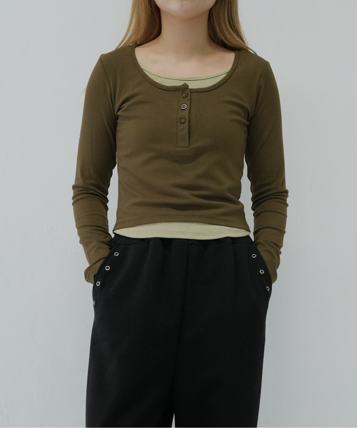 Enewd nina（エニュードニーナ）の「バイカラーレイヤード風トップス（Tシャツ/カットソー・レディース・ブラック/カーキ・FREE）」の6枚目の写真