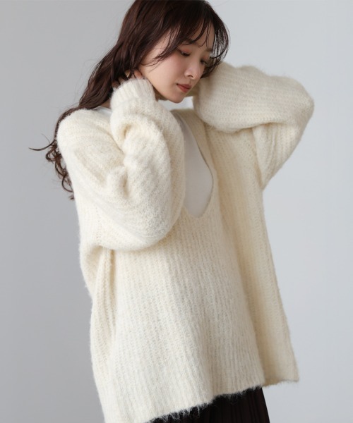 Bab(バブ)の「ワイドVネックルーズニットプルオーバー(ニット/セーター・レディース・オフホワイト/グレー/パープル・FREE)」の1枚目の写真