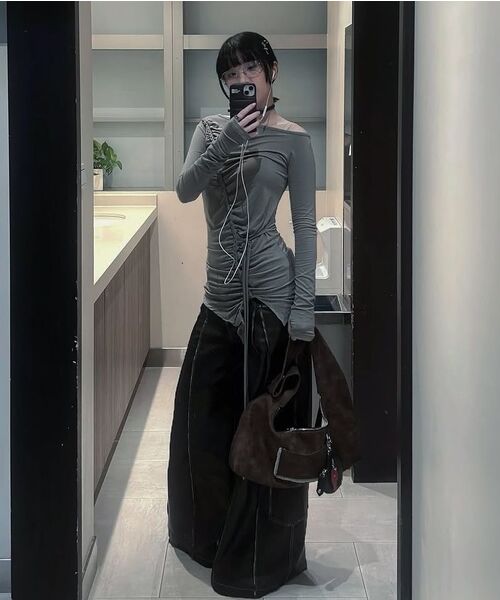 FLAREUP(フレアアップ)の「Handmade Twisted One-Shoulder Long Sleeve (FL-117_Black)(Tシャツ/カットソー・レディース・ブラック・FREE)」の13枚目の写真