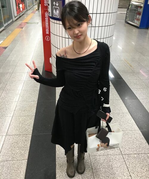 FLAREUP(フレアアップ)の「Handmade Twisted One-Shoulder Long Sleeve (FL-117_Black)(Tシャツ/カットソー・レディース・ブラック・FREE)」の16枚目の写真