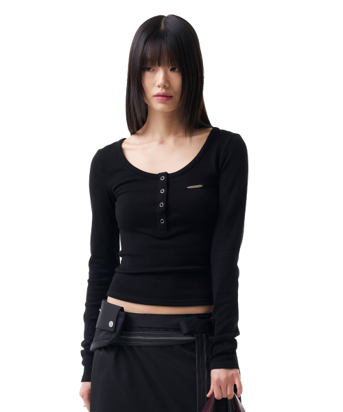 IUGAMAKARAS(イウガマカラス)の「Button Fitted Top (Black)(Tシャツ/カットソー・レディース・その他・FREE)」の5枚目の写真