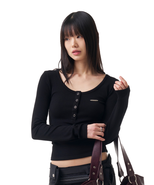 IUGAMAKARAS(イウガマカラス)の「Button Fitted Top (Black)(Tシャツ/カットソー・レディース・その他・FREE)」の7枚目の写真