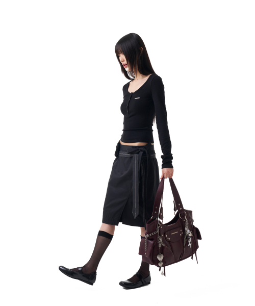 IUGAMAKARAS(イウガマカラス)の「Button Fitted Top (Black)(Tシャツ/カットソー・レディース・その他・FREE)」の9枚目の写真
