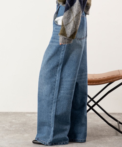 MILLION CARATS（ミリオンカラッツ）の「【差し色ポケットでこなれ見え】ワイドなのにすっきり細見え。リラクシーな穿き心地で気分は軽やか！体型カバーも叶う大人カジュアルなワイドデニム。（デニムパンツ・レディース・ブルー/グレー・FREE）」の4枚目の写真