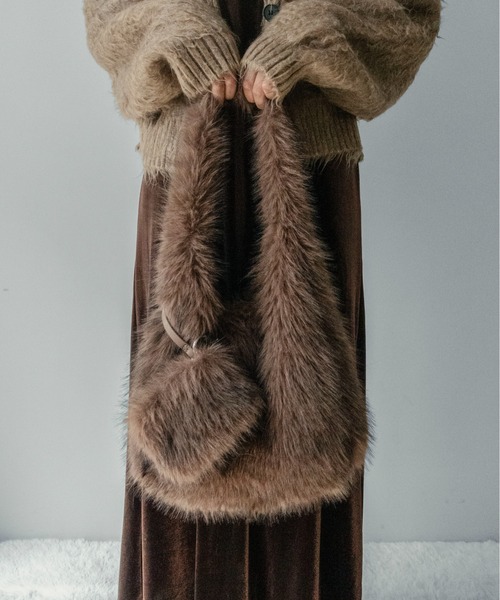 on:nue（オンニュ）の「【on:nue】[選べる4色展開] フェイクファー ポーチ付きトートバッグ（ショルダーバッグ・レディース・アイボリー/グレー/ベージュ/ブラウン・FREE）」の3枚目の写真