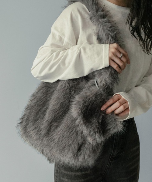 on:nue（オンニュ）の「【on:nue】[選べる4色展開] フェイクファー ポーチ付きトートバッグ（ショルダーバッグ・レディース・アイボリー/グレー/ベージュ/ブラウン・FREE）」の2枚目の写真