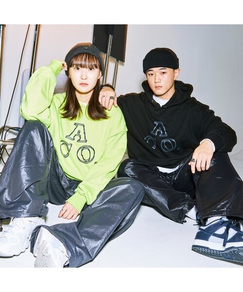 APOSTROPHE COMMA(アポストロフィコンマ)の「ACOロゴフードパーカー(ライム/チャコール)(パーカー・レディース・ライム・LARGE/MEDIUM)」の1枚目の写真