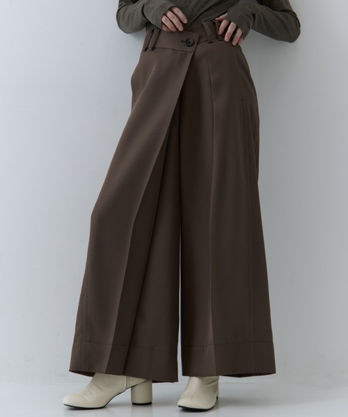 STUDIOUS(ステュディオス)の「【STUDIOUS/ステュディオス】Asymmetric Tucked Flare Trousers/アシンメトリックタックドフレアトラウザーズ/スラックス(その他パンツ・レディース・ブラック/ベージュ・1/2)」の1枚目の写真