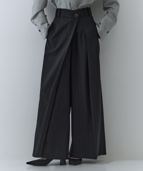 STUDIOUS(ステュディオス)の「【STUDIOUS/ステュディオス】Asymmetric Tucked Flare Trousers/アシンメトリックタックドフレアトラウザーズ/スラックス(その他パンツ・レディース・ブラック/ベージュ・1/2)」の2枚目の写真