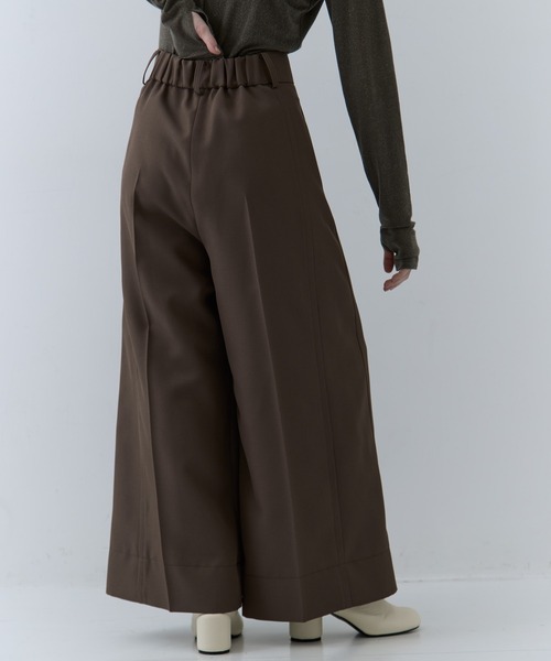 STUDIOUS(ステュディオス)の「【STUDIOUS/ステュディオス】Asymmetric Tucked Flare Trousers/アシンメトリックタックドフレアトラウザーズ/スラックス(その他パンツ・レディース・ブラック/ベージュ・1/2)」の17枚目の写真
