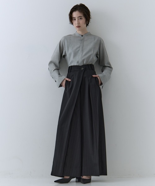 STUDIOUS(ステュディオス)の「【STUDIOUS/ステュディオス】Asymmetric Tucked Flare Trousers/アシンメトリックタックドフレアトラウザーズ/スラックス(その他パンツ・レディース・ブラック/ベージュ・1/2)」の3枚目の写真