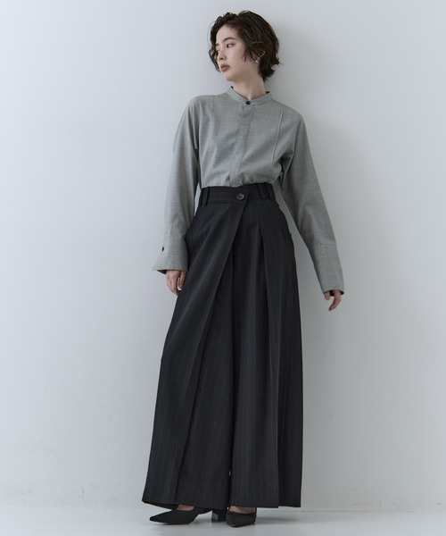 STUDIOUS(ステュディオス)の「【STUDIOUS/ステュディオス】Asymmetric Tucked Flare Trousers/アシンメトリックタックドフレアトラウザーズ/スラックス(その他パンツ・レディース・ブラック/ベージュ・1/2)」の4枚目の写真