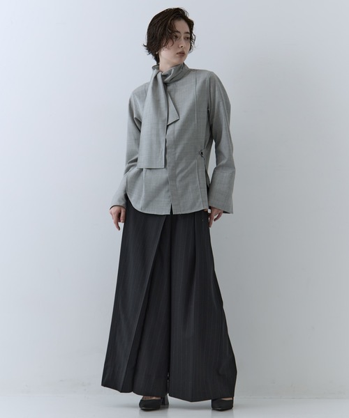 STUDIOUS(ステュディオス)の「【STUDIOUS/ステュディオス】Asymmetric Tucked Flare Trousers/アシンメトリックタックドフレアトラウザーズ/スラックス(その他パンツ・レディース・ブラック/ベージュ・1/2)」の5枚目の写真