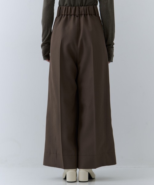 STUDIOUS（ステュディオス）の「【STUDIOUS/ステュディオス】Asymmetric Tucked Flare Trousers/アシンメトリックタックドフレアトラウザーズ/スラックス（その他パンツ・レディース・ブラック/ベージュ・1/2）」の6枚目の写真