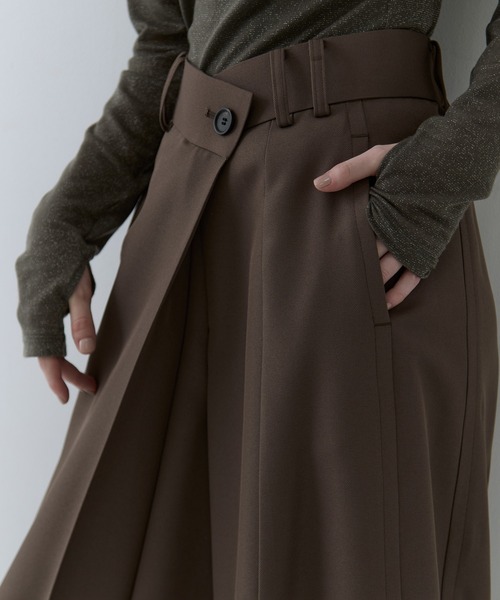 STUDIOUS（ステュディオス）の「【STUDIOUS/ステュディオス】Asymmetric Tucked Flare Trousers/アシンメトリックタックドフレアトラウザーズ/スラックス（その他パンツ・レディース・ブラック/ベージュ・1/2）」の7枚目の写真