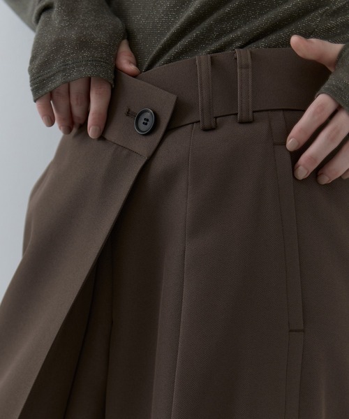 STUDIOUS（ステュディオス）の「【STUDIOUS/ステュディオス】Asymmetric Tucked Flare Trousers/アシンメトリックタックドフレアトラウザーズ/スラックス（その他パンツ・レディース・ブラック/ベージュ・1/2）」の8枚目の写真