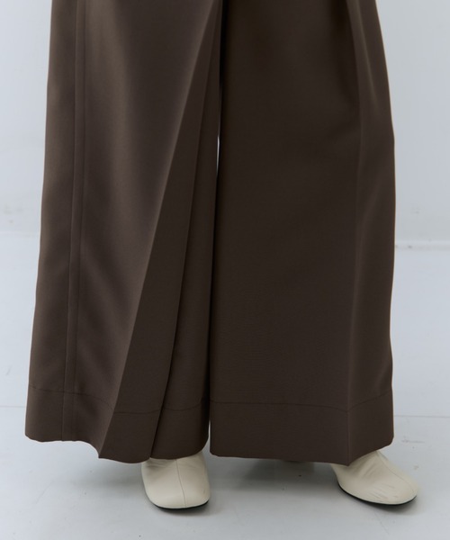 STUDIOUS（ステュディオス）の「【STUDIOUS/ステュディオス】Asymmetric Tucked Flare Trousers/アシンメトリックタックドフレアトラウザーズ/スラックス（その他パンツ・レディース・ブラック/ベージュ・1/2）」の9枚目の写真