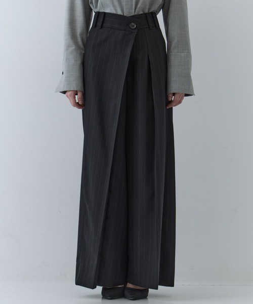 STUDIOUS(ステュディオス)の「【STUDIOUS/ステュディオス】Asymmetric Tucked Flare Trousers/アシンメトリックタックドフレアトラウザーズ/スラックス(その他パンツ・レディース・ブラック/ベージュ・1/2)」の7枚目の写真