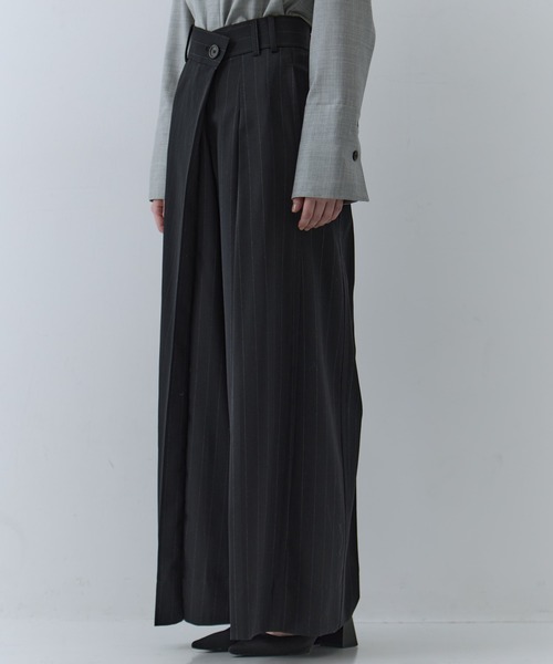 STUDIOUS(ステュディオス)の「【STUDIOUS/ステュディオス】Asymmetric Tucked Flare Trousers/アシンメトリックタックドフレアトラウザーズ/スラックス(その他パンツ・レディース・ブラック/ベージュ・1/2)」の8枚目の写真