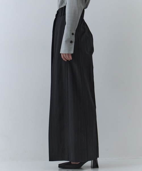 STUDIOUS(ステュディオス)の「【STUDIOUS/ステュディオス】Asymmetric Tucked Flare Trousers/アシンメトリックタックドフレアトラウザーズ/スラックス(その他パンツ・レディース・ブラック/ベージュ・1/2)」の9枚目の写真