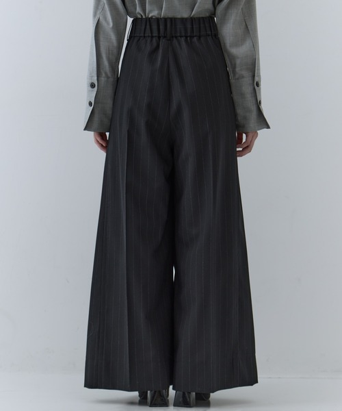 STUDIOUS(ステュディオス)の「【STUDIOUS/ステュディオス】Asymmetric Tucked Flare Trousers/アシンメトリックタックドフレアトラウザーズ/スラックス(その他パンツ・レディース・ブラック/ベージュ・1/2)」の10枚目の写真