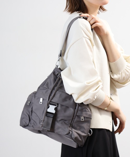 crossi(クロッシー)の「ドローストリング巾着型ナイロンショルダーバッグ(ショルダーバッグ・レディース・ピンク/オリーブ/ブラック/グレー・FREE)」の3枚目の写真