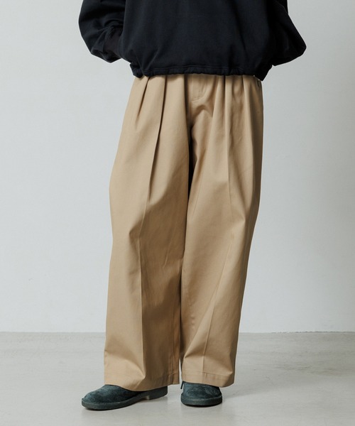 ADAM ET ROPE'（アダムエロペ）の「【WEB限定】2タック ワイドルーズ ドカンパンツ / バリエーション バギーパンツ / チノ / ユニセックス（チノパンツ・メンズ・ベージュ/ブラック・S/L/M）」の2枚目の写真