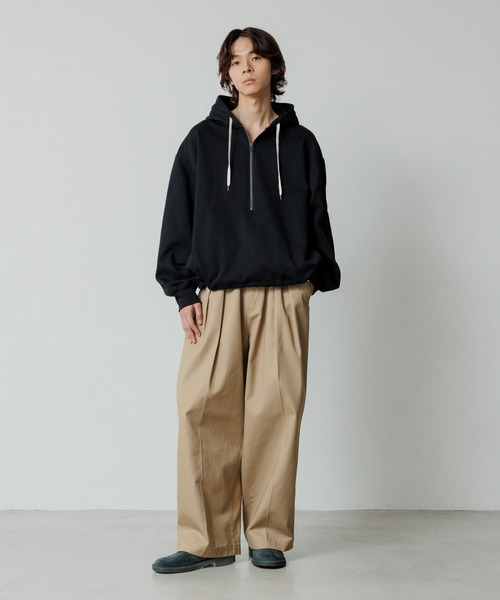 ADAM ET ROPE'（アダムエロペ）の「【WEB限定】2タック ワイドルーズ ドカンパンツ / バリエーション バギーパンツ / チノ / ユニセックス（チノパンツ・メンズ・ベージュ/ブラック・S/L/M）」の4枚目の写真