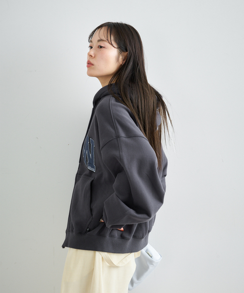 U by SPICK&SPAN（ユーバイスピックアンドスパン）の「【LOW CLASSIC / ロウクラシック》 Lc LOW SOFT SWEAT ZIP-UP HOO（パーカー・レディース・チャコールグレー・MEDIUM）」の5枚目の写真