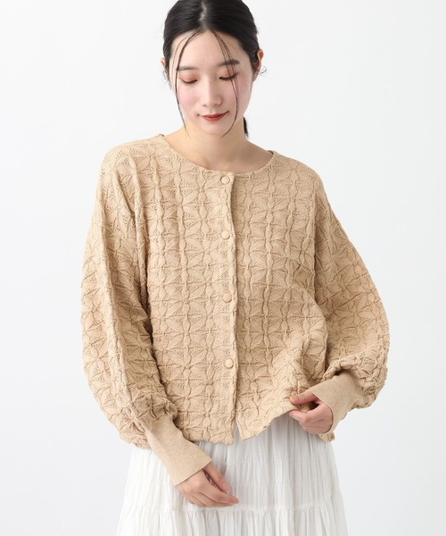 studio CLIP（スタディオクリップ）の「《natural by clip》12ゲージフラワージャガードニットジャケット（ノーカラージャケット・レディース・ベージュ/ネイビー・FREE）」の3枚目の写真