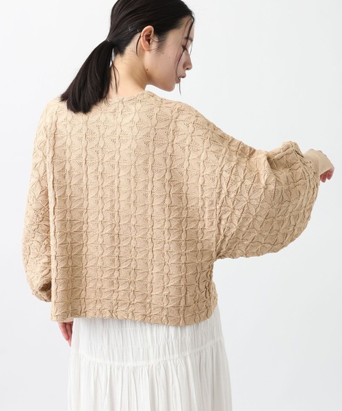 studio CLIP（スタディオクリップ）の「《natural by clip》12ゲージフラワージャガードニットジャケット（ノーカラージャケット・レディース・ベージュ/ネイビー・FREE）」の6枚目の写真