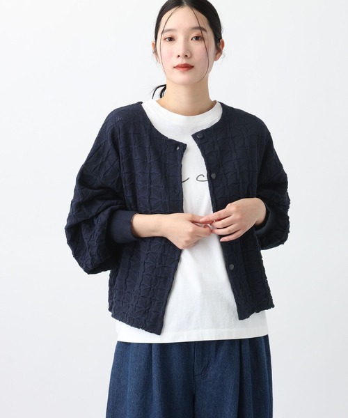 studio CLIP（スタディオクリップ）の「《natural by clip》12ゲージフラワージャガードニットジャケット（ノーカラージャケット・レディース・ベージュ/ネイビー・FREE）」の14枚目の写真