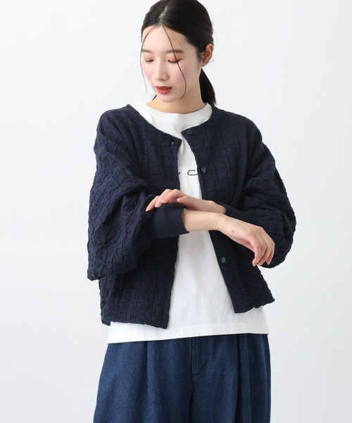 studio CLIP（スタディオクリップ）の「《natural by clip》12ゲージフラワージャガードニットジャケット（ノーカラージャケット・レディース・ベージュ/ネイビー・FREE）」の15枚目の写真