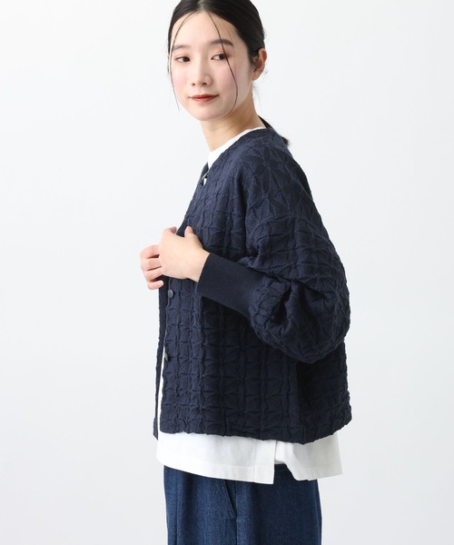 studio CLIP（スタディオクリップ）の「《natural by clip》12ゲージフラワージャガードニットジャケット（ノーカラージャケット・レディース・ベージュ/ネイビー・FREE）」の16枚目の写真