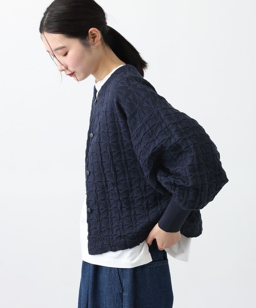 studio CLIP（スタディオクリップ）の「《natural by clip》12ゲージフラワージャガードニットジャケット（ノーカラージャケット・レディース・ベージュ/ネイビー・FREE）」の17枚目の写真