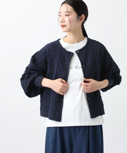 studio CLIP（スタディオクリップ）の「《natural by clip》12ゲージフラワージャガードニットジャケット（ノーカラージャケット・レディース・ベージュ/ネイビー・FREE）」の18枚目の写真