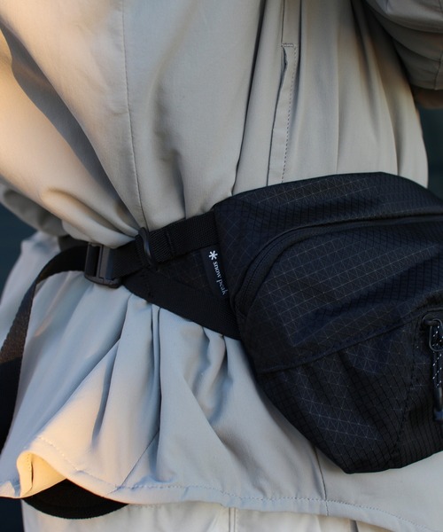 Snow Peak(スノーピーク)の「Snow Peak / Robic Fanny Pack ロビック ファニーパック(ボディバッグ/ウエストポーチ・メンズ・ブラック/ダークオリーブ・ONE SIZE)」の12枚目の写真
