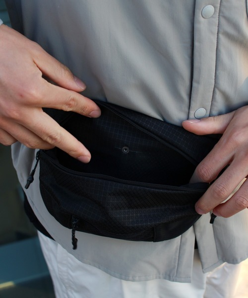 Snow Peak(スノーピーク)の「Snow Peak / Robic Fanny Pack ロビック ファニーパック(ボディバッグ/ウエストポーチ・メンズ・ブラック/ダークオリーブ・ONE SIZE)」の11枚目の写真