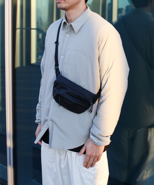 Snow Peak(スノーピーク)の「Snow Peak / Robic Fanny Pack ロビック ファニーパック(ボディバッグ/ウエストポーチ・メンズ・ブラック/ダークオリーブ・ONE SIZE)」の4枚目の写真