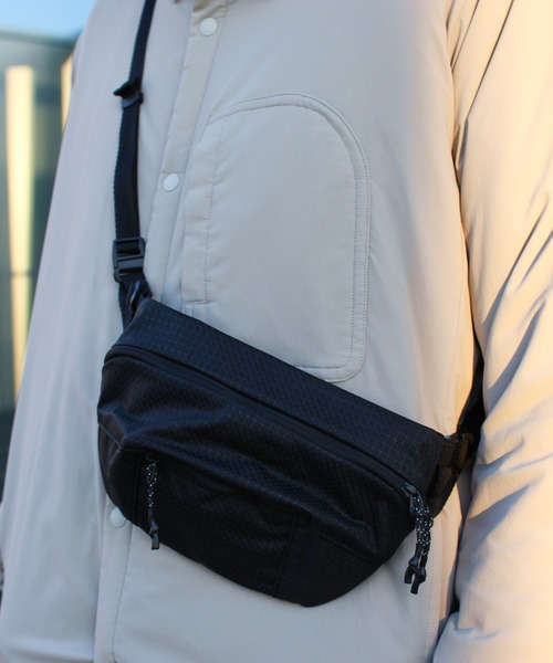 Snow Peak(スノーピーク)の「Snow Peak / Robic Fanny Pack ロビック ファニーパック(ボディバッグ/ウエストポーチ・メンズ・ブラック/ダークオリーブ・ONE SIZE)」の5枚目の写真