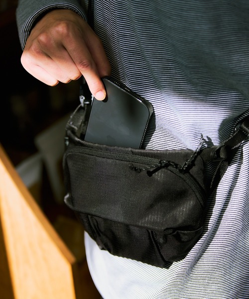 Snow Peak(スノーピーク)の「Snow Peak / Robic Fanny Pack ロビック ファニーパック(ボディバッグ/ウエストポーチ・メンズ・ブラック/ダークオリーブ・ONE SIZE)」の17枚目の写真