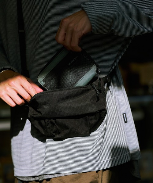 Snow Peak(スノーピーク)の「Snow Peak / Robic Fanny Pack ロビック ファニーパック(ボディバッグ/ウエストポーチ・メンズ・ブラック/ダークオリーブ・ONE SIZE)」の16枚目の写真