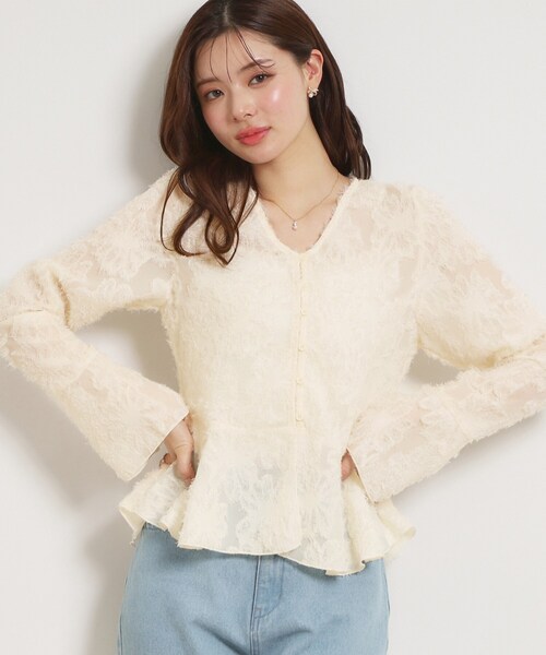 couture brooch(クチュールブローチ)の「ペプラムフラワーモチーフブラウス(シャツ/ブラウス・レディース・アイボリー/ブラック・38)」の1枚目の写真