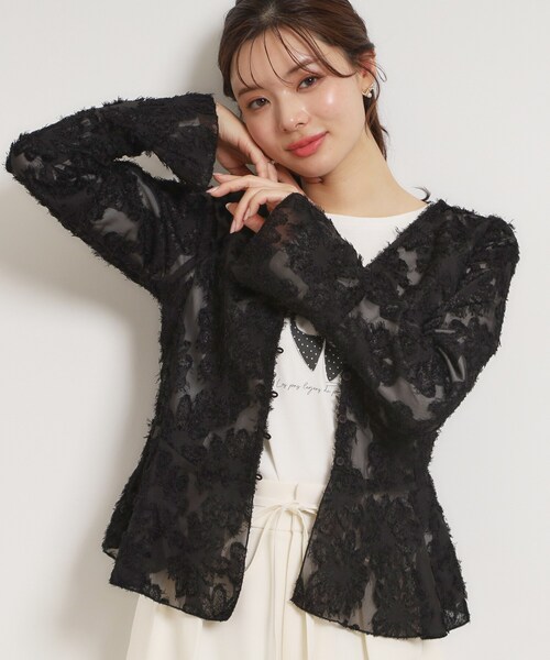 couture brooch(クチュールブローチ)の「ペプラムフラワーモチーフブラウス(シャツ/ブラウス・レディース・アイボリー/ブラック・38)」の2枚目の写真