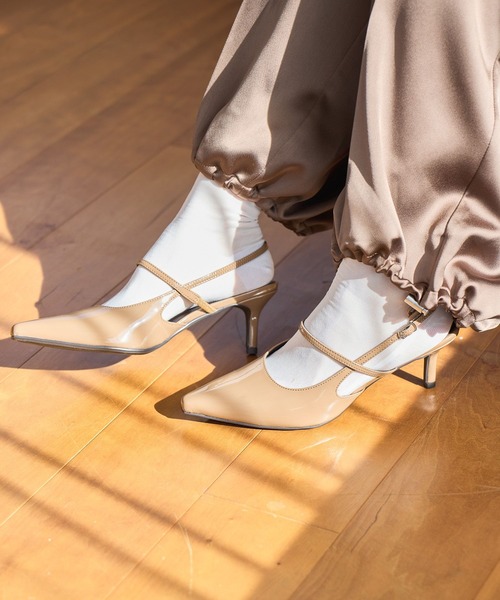 mysty woman（ミスティウーマン）の「エナメルストラップミュール 647876（サンダル・レディース・ブラック/ブラウン・MEDIUM/LARGE）」の2枚目の写真